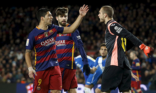 Suarez xô xát với cầu thủ Espanyol. Ảnh: Reuters.