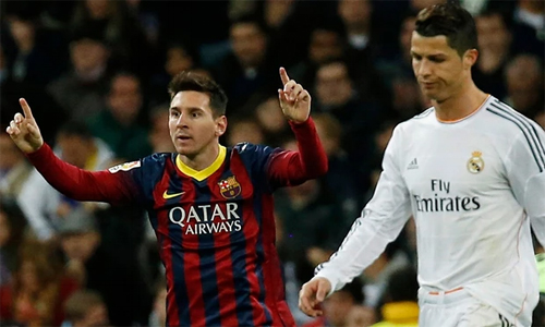 Messi (trái) luôn khiến Real thèm muốn. Ảnh: Reuters