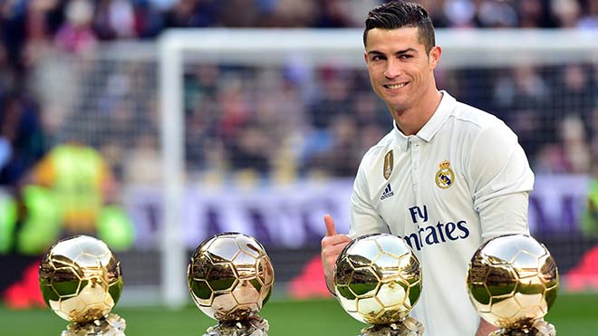 Ronaldo cho Messi hít khói ở quả bóng vàng